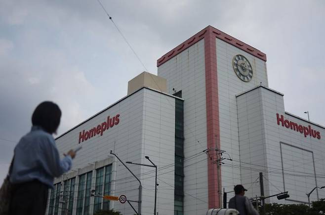 서울시내 한 홈플러스 매장 앞. 연합뉴스