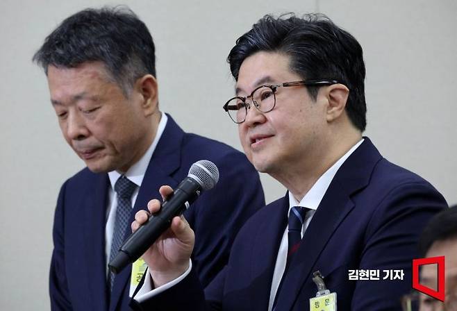 김병주 MBK파트너스 회장이 지난달 14일 국회에서 열린 공정거래위원회, 개인정보보호위원회 등에 대한 정무위원회 국정감사에서 의원 질의에 답변하고 있다. 왼쪽은 김광일 홈플러스 대표이사. 2025.10.14 김현민 기자