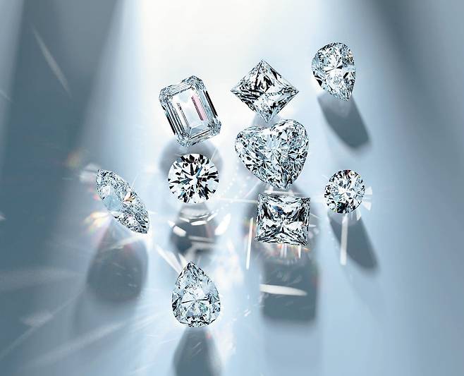 이랜드의 ‘로이드’가 출시한 랩그로운 다이아몬드의 ‘나석’들. 로이드 관계자는 “1~2년 전엔 5부 미만의 작은 랩그로운 다이아몬드가 많이 팔렸지만, 최근엔 1캐럿이 넘는 큼직한 보석이 더 잘 팔리는 추세”라고 말했다. /로이드 제공