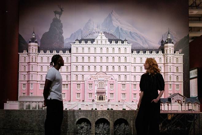 17일 영국 런던 디자인 박물관에서 열리는 '웨스 앤더슨: 아카이브' 전시를 갤러리 직원들이 점검하고 있다. /연합뉴스