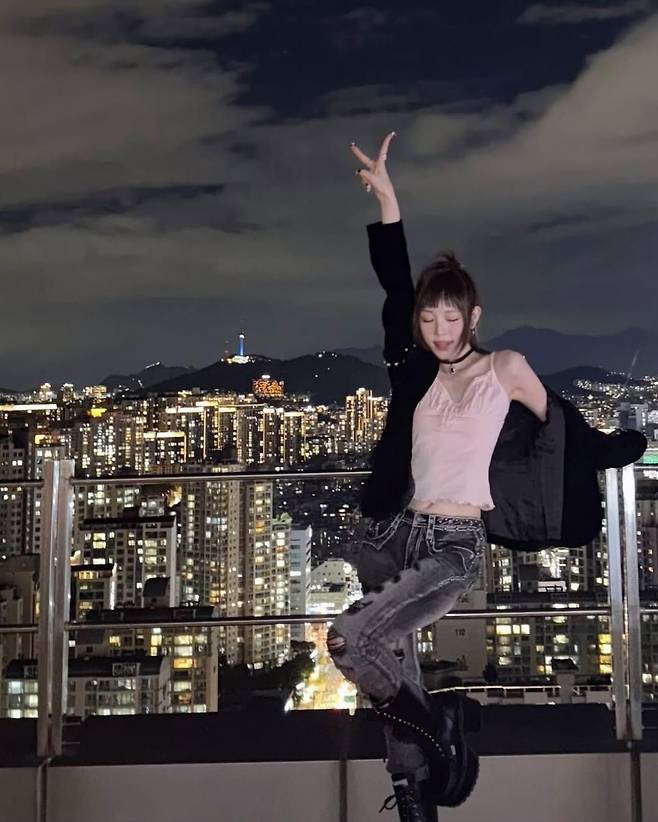 데님과 레이스업 부츠로 스키니 팬츠로 힙한 코디를 선보인 영서. 인스타그램 @youngseo