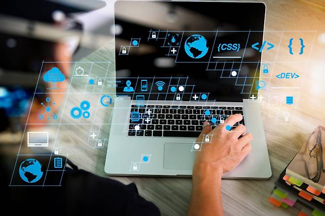 누구나 자연어로 프로그래밍을 할 수 있는 시대라는데. 바이브 코딩으로 누가 어떻게 돈을 벌고 있을까. 게티이미지