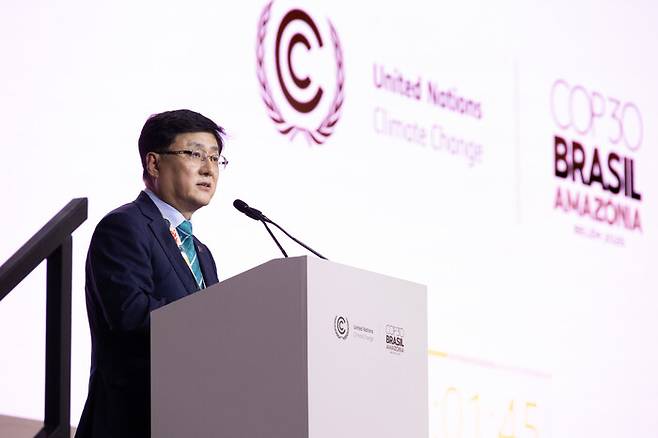 김성환 장관이 17일(현지시각) 브라질 벨렝에서 열린 제30차 유엔 기후변화협약 당사국총회(COP30)에 참석해 고위급 국가발언을 하고 있다. 기후에너지환경부 제공