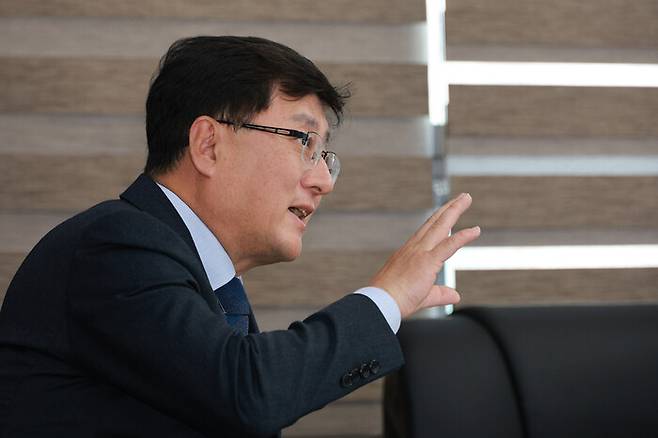 김성환 장관이 25일 오전 서울 서초구 한강홍수통제소에서 한겨레와 인터뷰하고 있다. 정용일 선임기자 yongil@hani.co.kr