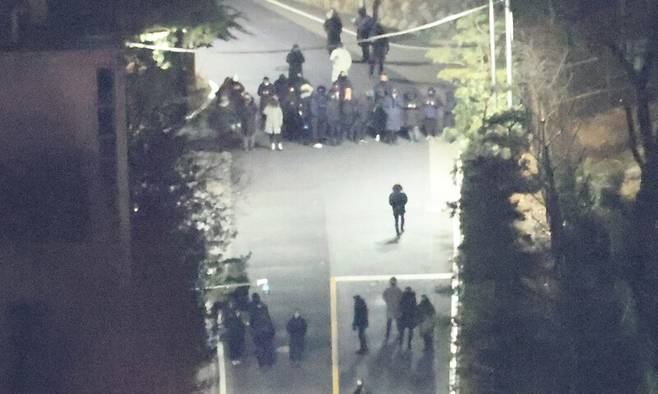 12·3 내란사태를 수사 중인 공조수사본부가 윤석열 대통령 체포를 시도한 지난 1월15일 새벽, 윤석열 대통령 서울 한남동 관저 정문 바리케이드가 뚫렸다는 소식에 경호처 직원들이 정문 인근으로 더 모여들고 있다. 김혜윤 기자 unique@hani.co.kr