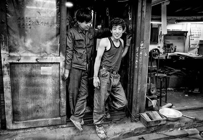 훗날 공업사의 사장이 된 청년 용접공. 청계3가, 1993.