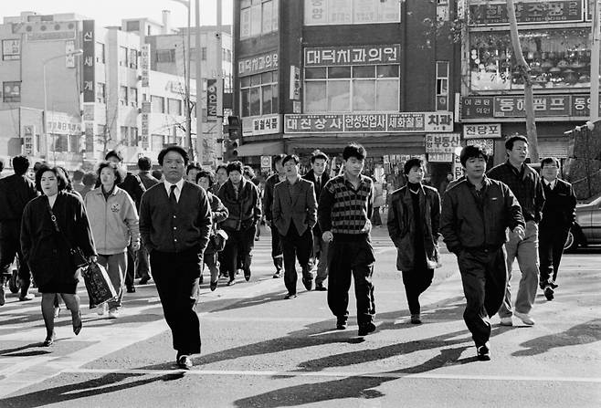 부서지는 아침 햇살 속 하루를 여는 활기찬 발걸음의 출근 풍경은 좋은 하루를 기대하는 설렘으로 눈부셨다. 청계4가, 1994.