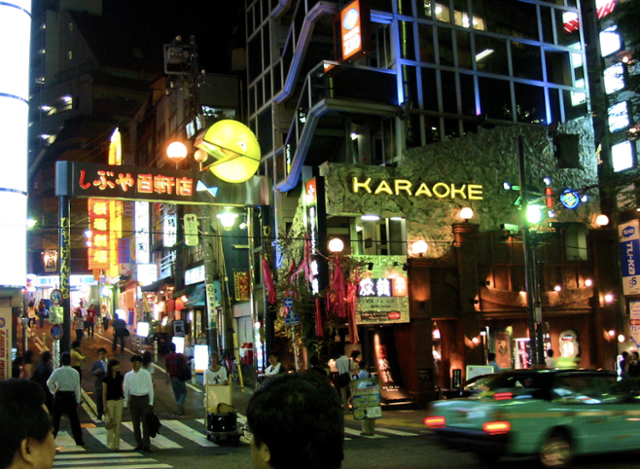 2000년대 중반 일본 도쿄 시부야 중심가 풍경. 가라오케 네온사인 간판이 보인다. flickr 사진