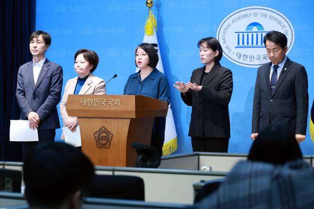 정춘생 조국혁신당 최고위원, 윤종오 진보당 원내대표, 한창민 사회민주당 대표가 26일 서울 여의도 국회 소통관에서 정당 활동 자유 침해하는 옥외광고물법 개악 반대 개혁진보 4당 기자회견을 하고 있다. 뉴시스