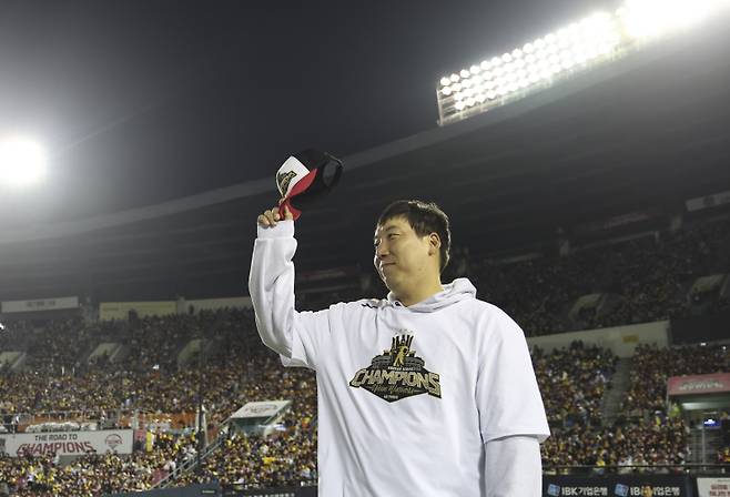 <yonhap photo-3527=""> 팬들에게 인사하는 김현수 (서울=연합뉴스) 윤동진 기자 = LG 트윈스 김현수가 1일 잠실야구장에서 열린 ‘한국시리즈 통합우승 IN 잠실’ 행사에서 팬들에게 인사를 하고 있다. 2025.11.1 mon@yna.co.kr/2025-11-01 20:06:52/ <저작권자 ⓒ 1980-2025 ㈜연합뉴스. 무단 전재 재배포 금지, AI 학습 및 활용 금지></yonhap>