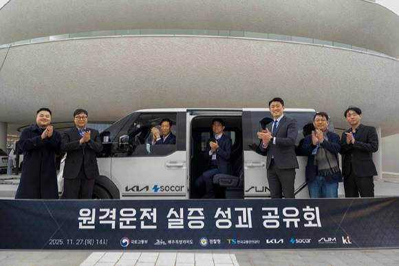 (왼쪽부터)장혁 쏘카 유닛장, 김기홍 제주특별자치도 과장, 강주엽 기아 상무, 배성호 국토교통부 과장, 문창완 경찰청 경감, 현영진 에스유엠 대표이사, 권순우 기아 팀장이  27일 제주도에서 열린 '원격 운전 실증 성과 공유회'에서 기념 촬영하고 있다. [사진=기아]