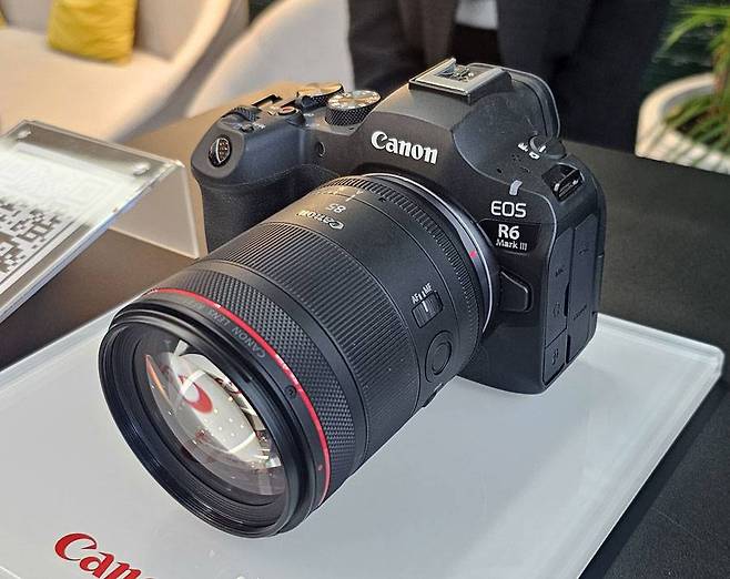 EOS R6 Mark III는 약 3250만 화소의 풀프레임 미러리스 카메라다 / 출처=IT동아