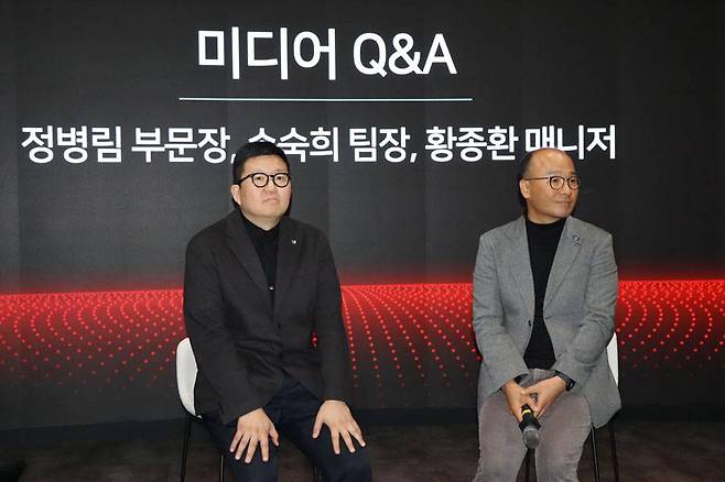 질의응답에 임하는 캐논코리아의 황종환 매니저(왼쪽)와 정병림 부문장(오른쪽) / 출처=IT동아