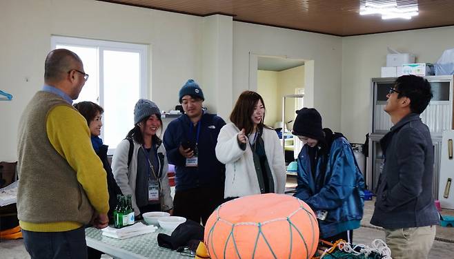 해녀작업장에서 해녀와 참가자들이 워케이션과 로컬 문화에 대해 이야기를 나누는 모습. (제주관광공사 제공)