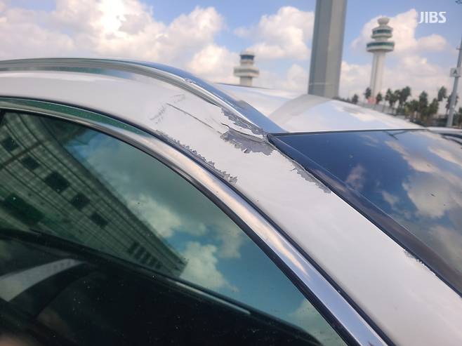 제주공항 관제탑 공사 자재가 덮쳐 파손된 차량 (사진, 시청자)