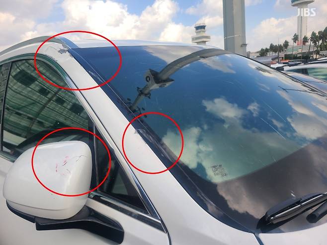 제주공항 관제탑 공사 자재가 덮쳐 파손된 차량 (사진, 시청자)