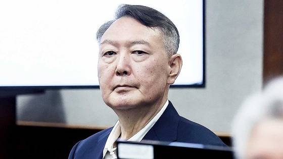 윤석열 전 대통령이 지난 9월 26일 서울 서초구 서울중앙지법에서 열린 특수공무집행방해, 직권남용 권리행사방해 등 혐의 사건 1차 공판에 출석한 모습. 사진공동취재단