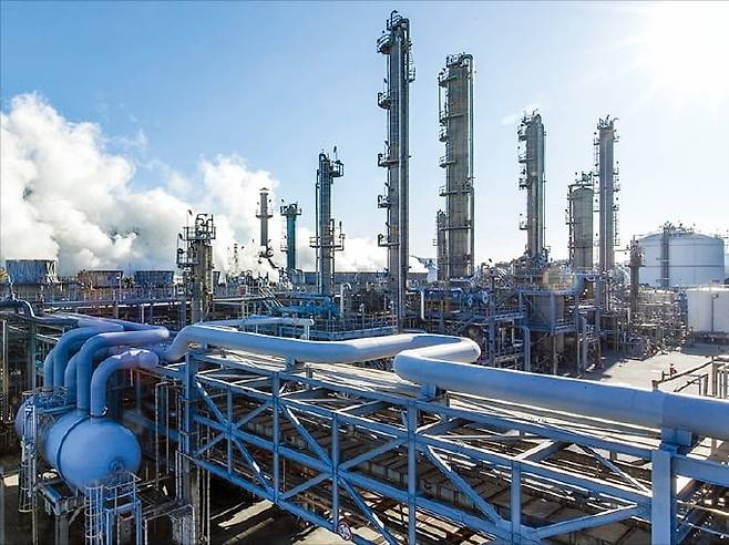 공동 대주주인 한화와 DL의 입장차로 구조조정이 지연되고 있는 여천NCC의 전남 여수 2사업장.