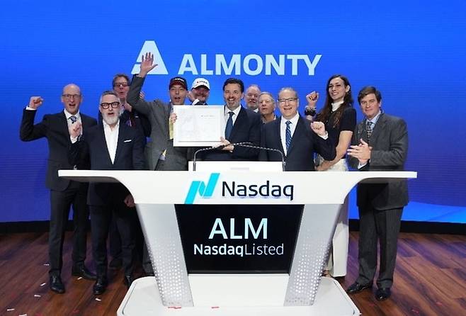 행사에 참석해 버튼을 누른 후 환호하는 알몬티 임원진. 왼쪽에서 두번째부터 다니엘 디아마토 이사, 루이스 블랙 회장, 브라이언 폭스 CFO이다. 나스닥 타종식은 뉴욕증권거래소와 달리 버튼을 누르는 형식으로 진행된다. / 사진=Nasdaq