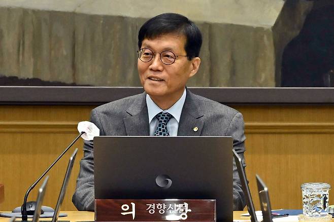 이창용 한국은행 총재가 27일 서울 중구 한국은행에서 열린 금융통화위원회 본회의에 참석해 있다. 성동훈 기자