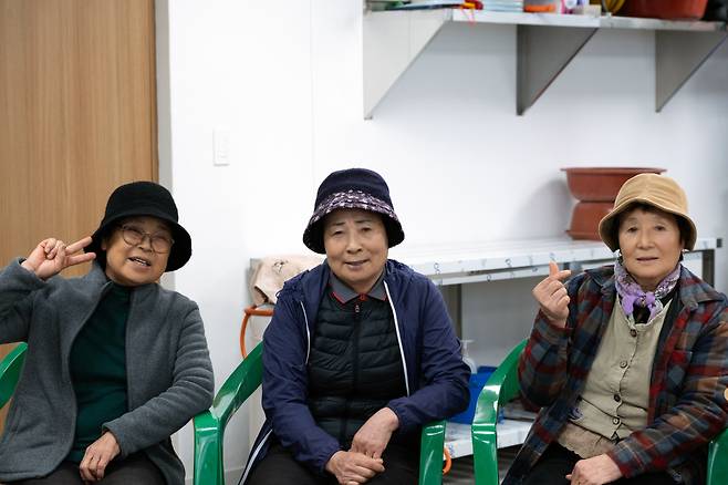 해녀는 세 명이 한 팀이다. 한 몸으로 바다를 여전히 누비면서 방문객들에게 해녀의 삶을 전해주는 세화 해녀삼춘들. ⓒ레나