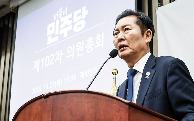 Rep. Jung Chung-rae, leader of the Democratic Party, speaks during a general assembly of party lawmakers at the National Assembly building in western Seoul on Nov. 27. [KIM SEONG-RYONG]