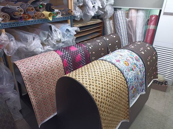 피의자 A씨의 공방에서 보관중인 위조상품 원단. 지식재산처 제공