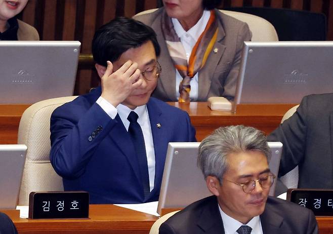 장경태 더불어민주당 의원이 27일 오후 서울 여의도 국회에서 열린 제429회국회(정기회) 제13차 본회의에서 잠시 손으로 이마를 만지고 있다. 뉴시스