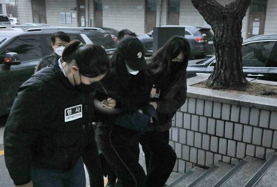 아동학대살해 혐의로 구속영장이 청구된 친모(25)와 계부 B씨(33)가 구속 전 피의자 심문을 위해 27일 오전 의정부지방법원에서 법정으로 이동하고 있다. 연합뉴스