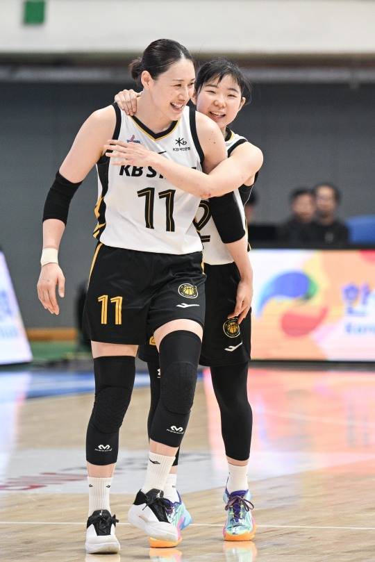 KB의 강이슬(11번). 사진[연합뉴스]