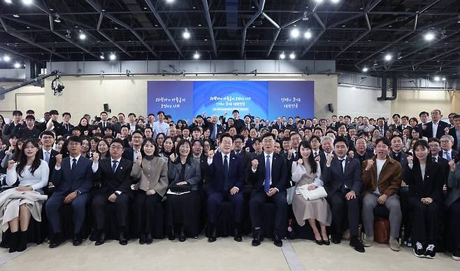 이재명 대통령이 지난 7일 대전 유성구 국립중앙과학관에서 ‘다시 과학기술인을 꿈꾸는 대한민국’ 국민보고회 참석자들과 기념촬영을 하고 있다. [대통령실통신사진기자단]