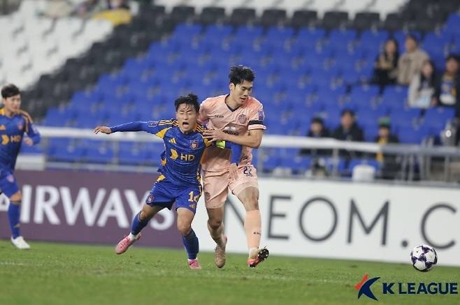 고명석(사진 오른쪽). 사진=한국프로축구연맹