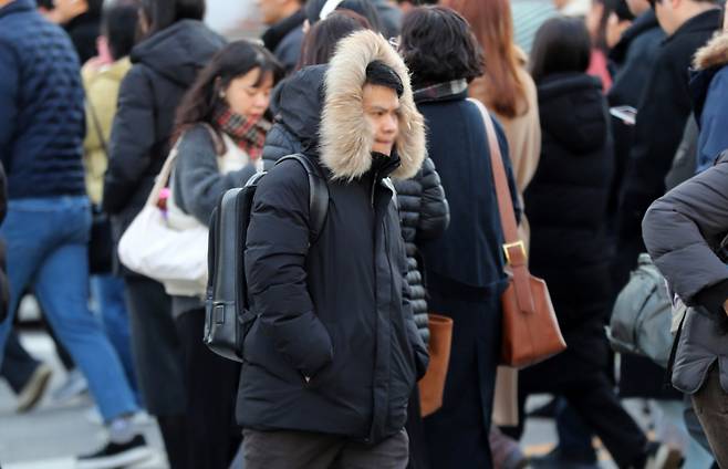 영하권 날씨를 보인 19일 서울 종로구 광화문네거리에서 두꺼운 옷차림을 한 시민들이 이동하고 있다./사진=뉴시스.