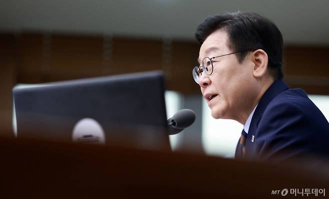 [서울=뉴시스] 고범준 기자 = 이재명 대통령이 27일 서울 용산 대통령실 청사에서 열린 수석보좌관회의에서 발언하고 있다. 2025.11.27. bjko@newsis.com /사진=고범준