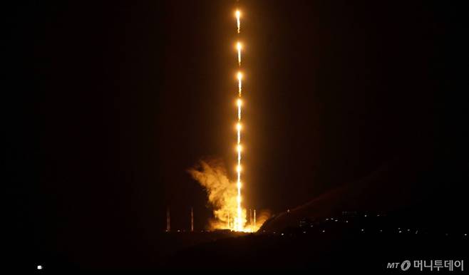 [여수=뉴시스] 황준선 기자 = 한국형 발사체 누리호가 27일 새벽 전남 고흥군 나로우주센터에서 발사되고 있다.   민간 기업인 한화에어로스페이스가 기술 이전을 통해 발사체 제작 전 과정을 주관한 누리호 4호기는 오로라·대기광 관측과 우주 자기장·플라스마 측정 등을 위한 위성 13기가 탑재됐다. (레이어 합성) 2025.11.27.  /사진=