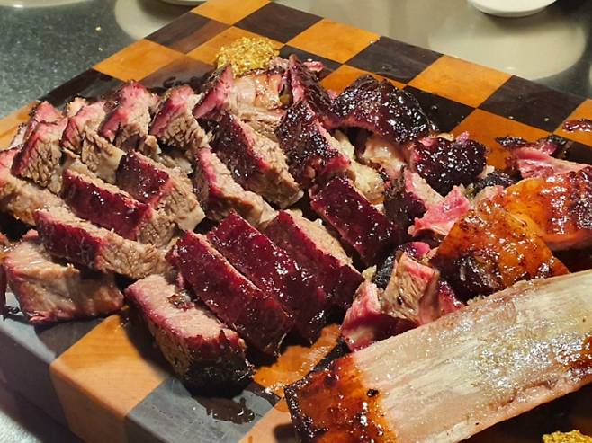 유용욱바베큐연구소는 각 고기마다 굽기·훈연·휴지 과정을 치밀하게 조정해 풍미를 높인다. /사진=다이어리알