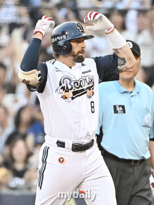 23일 오후 서울 잠실야구장에서 진행된 '2025 프로야구 KBO리그' 두산베어스와 KT위즈의 경기. 두산 케이브가 1회말 1사 2루서 1타점 적시타를 터뜨린 뒤 환호하고 있다./마이데일리