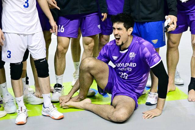 우리카드 아라우조가 기념촬영을 하면서 동료에게 발을 밟힌 뒤 고통스러워 하고 있다. / 한국배구연맹(KOVO)