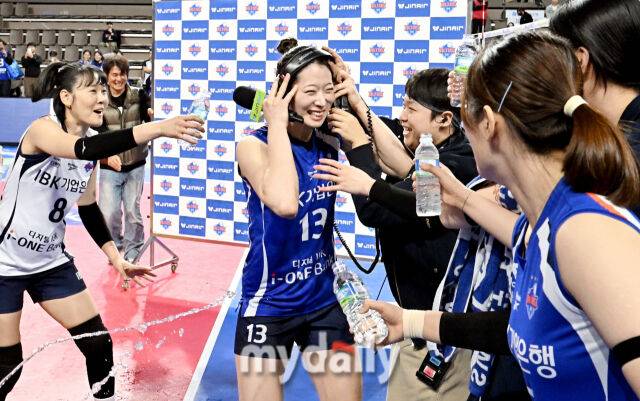 최정민이 물세례를 피하기 위해 헤드폰을 벗지 않고 있다.