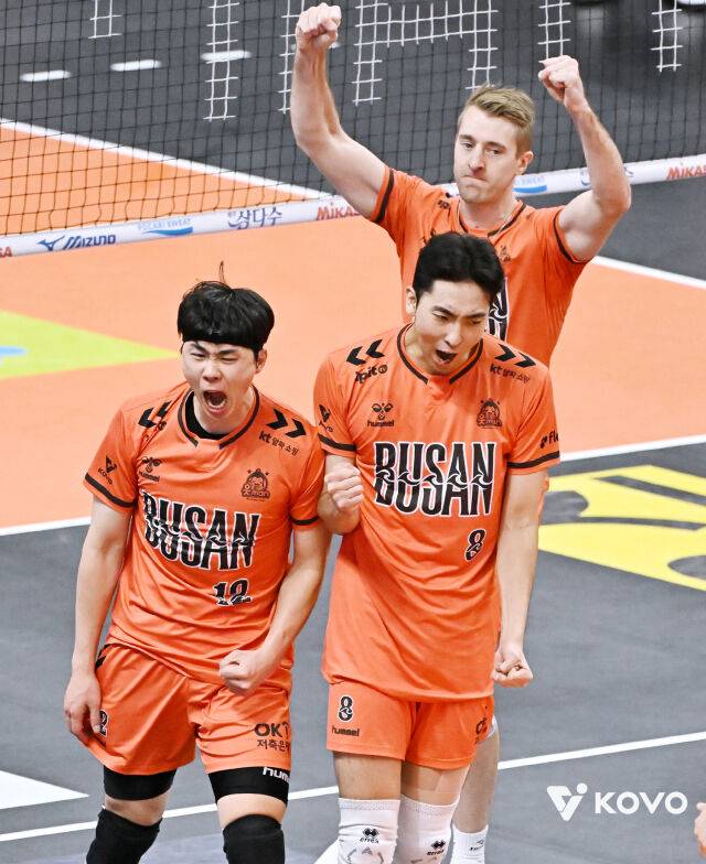 OK저축은행 전광인과 차지환, 오데이./KOVO