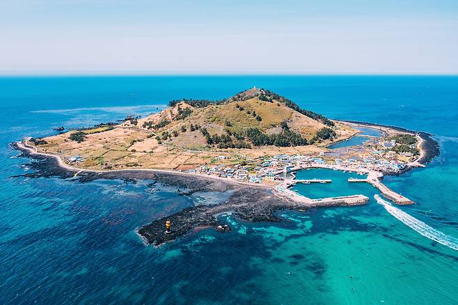 섬 속에 라군과 두 개의 분화구가 있는 비양도