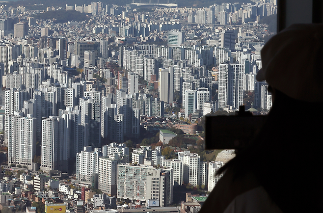 지난 3일 남산에서 바라본 서울시내 아파트 단지. [연합]