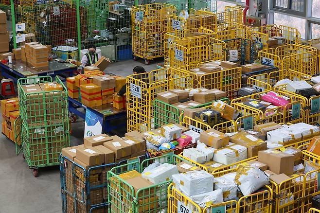 인천시 중구 인천공항본부세관 특송물류센터에서 관계자들이 지난 20일 직구 물품을 살펴보고 있다.  [연합]