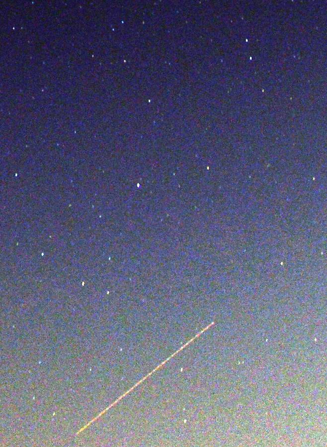 ‘성 로렌스의 눈물’이라고도 불리는 페르세우스 유성우. 매년 8월이면 볼 수 있는 이 유성우는 스위프트-터틀 혜성이 우주공간에 남긴 먼지 부스러기가 지구 대기권과 충돌해 불타면서 비처럼 내리는 현상이다. [뉴시스]