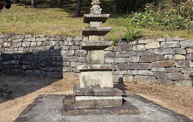 나한전 옆 삼층석탑