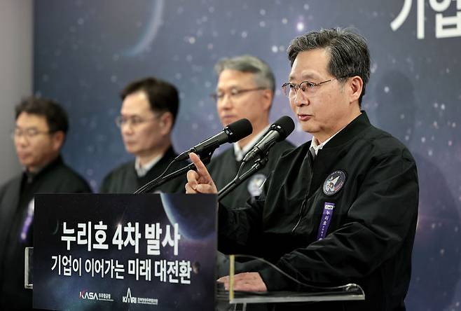 [서울=뉴시스] 조성우 기자 = 윤영빈 우주항공청장이 26일 전남 고흥 나로우주센터 우주과학관에 마련된 프레스센터에서 누리호 발사관리위원회 개최 결과 브리핑을 하고 있다. 한국형 우주발사체 누리호 4차 발사 시각이 오는 27일 0시55분으로 최종 확정됐다. (사진=한국항공우주연구원 제공) 2025.11.26. photo@newsis.com *재판매 및 DB 금지