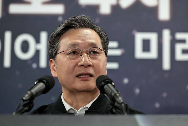[서울=뉴시스] 조성우 기자 = 윤영빈 우주항공청장이 26일 전남 고흥 나로우주센터 우주과학관에 마련된 프레스센터에서 누리호 발사관리위원회 개최 결과 브리핑을 하고 있다. 한국형 우주발사체 누리호 4차 발사 시각이 오는 27일 0시55분으로 최종 확정됐다. (사진=한국항공우주연구원 제공) 2025.11.26. photo@newsis.com *재판매 및 DB 금지