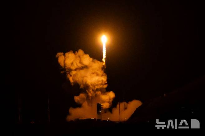 [여수=뉴시스] 황준선 기자 = 한국형 발사체 누리호가 27일 새벽 전남 고흥군 나로우주센터에서 발사되고 있다. 민간 기업인 한화에어로스페이스가 기술 이전을 통해 발사체 제작 전 과정을 주관한 누리호 4호기는 오로라·대기광 관측과 우주 자기장·플라스마 측정 등을 위한 위성 13기가 탑재됐다. 2025.11.27. hwang@newsis.com
