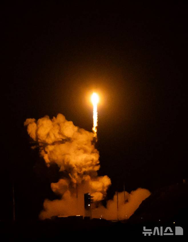 [여수=뉴시스] 황준선 기자 = 한국형 발사체 누리호가 27일 새벽 전남 고흥군 나로우주센터에서 발사되고 있다. 민간 기업인 한화에어로스페이스가 기술 이전을 통해 발사체 제작 전 과정을 주관한 누리호 4호기는 오로라·대기광 관측과 우주 자기장·플라스마 측정 등을 위한 위성 13기가 탑재됐다. 2025.11.27. hwang@newsis.com