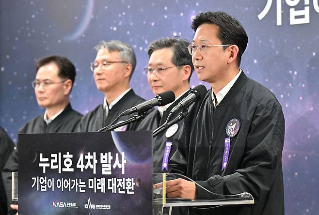 [서울=뉴시스] 황준선 기자 = 배경훈 부총리 겸 과학기술정보통신부 장관이 27일 새벽 전남 고흥군 나로우주센터에서 누리호 4차 발사 결과 브리핑을 하고 있다. (사진=항공우주연구원 제공) 2025.11.27. photo@newsis.com *재판매 및 DB 금지